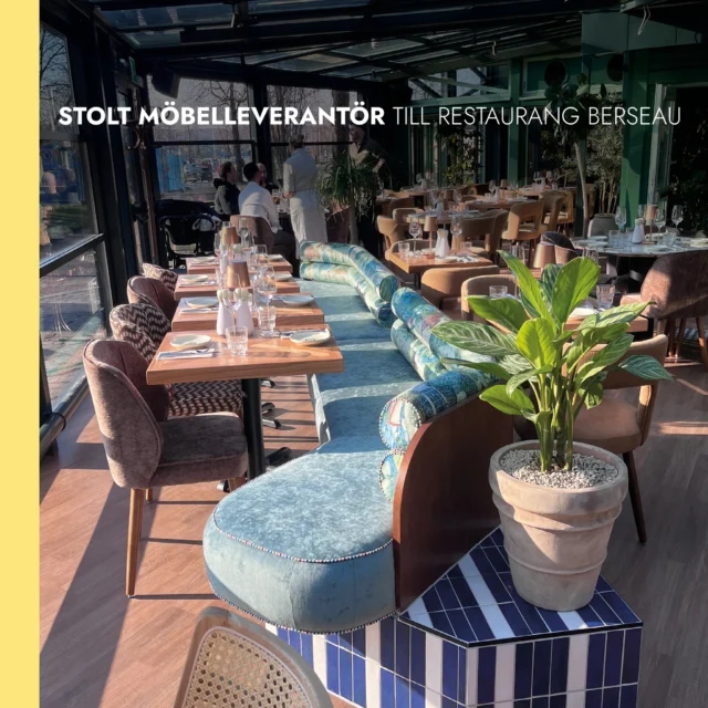 Furnit är stolt möbelleverantör till restaurang Berseau.
Gabriel Azizsson gör en storsatsning tillsammans med sina bröder. Till den nya satsningen av restaurangen har Furnit levererat en mängd möbler så som soffor och specialsnickerier; skåp diskar och dyligt.
– Vi är väldigt nöjda med samarbetet med Furnit i vår satsning på Berseau, berättar Gabriel. Han säger att han ser fram emot att fortsätta samarbetet framöver och kan varmt rekommendera Furnit.
Restaurangen med tidigare namnet Twin City ligger beläget i centrala Jönköping. Det är Göteborgsbaserade arkitektfirman Stylt som fått uppdraget att se över namnbytet och kommit fram till Berseau.

 #inredning #Inredning #restaurang #restauranginredning #furnit #Furnit